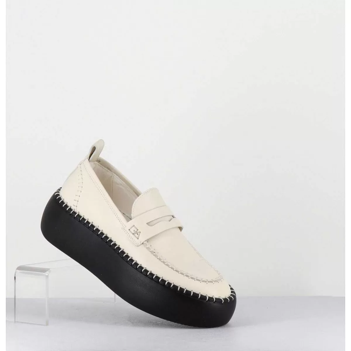 Sale Mocassins Cuir Blanc & Semelle Gomme Noire - A66C Off White Femmes Mocassins