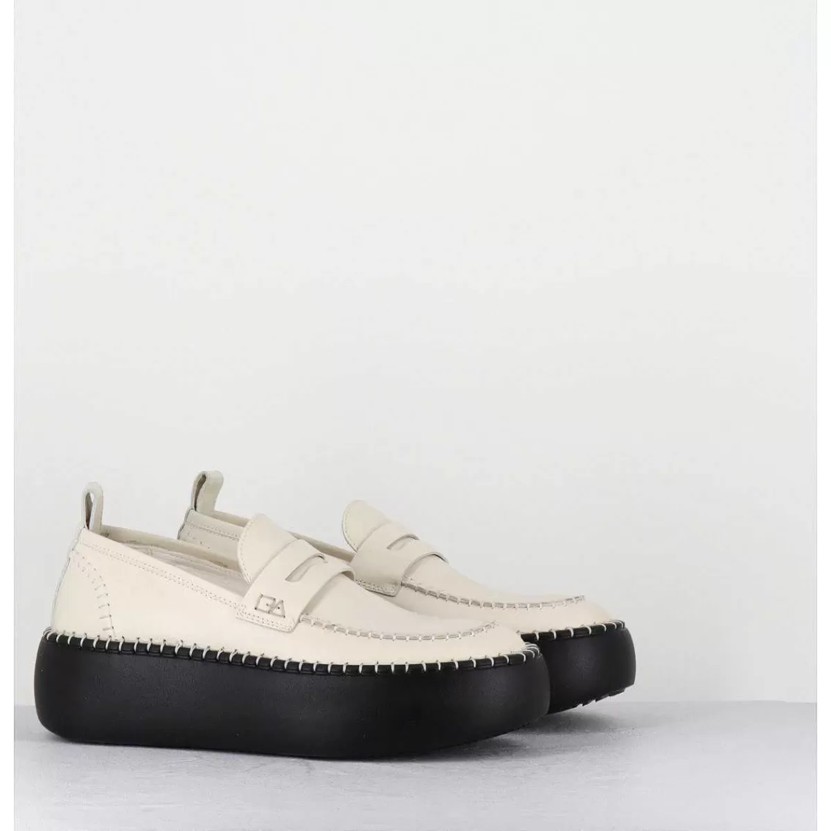 Sale Mocassins Cuir Blanc & Semelle Gomme Noire - A66C Off White Femmes Mocassins