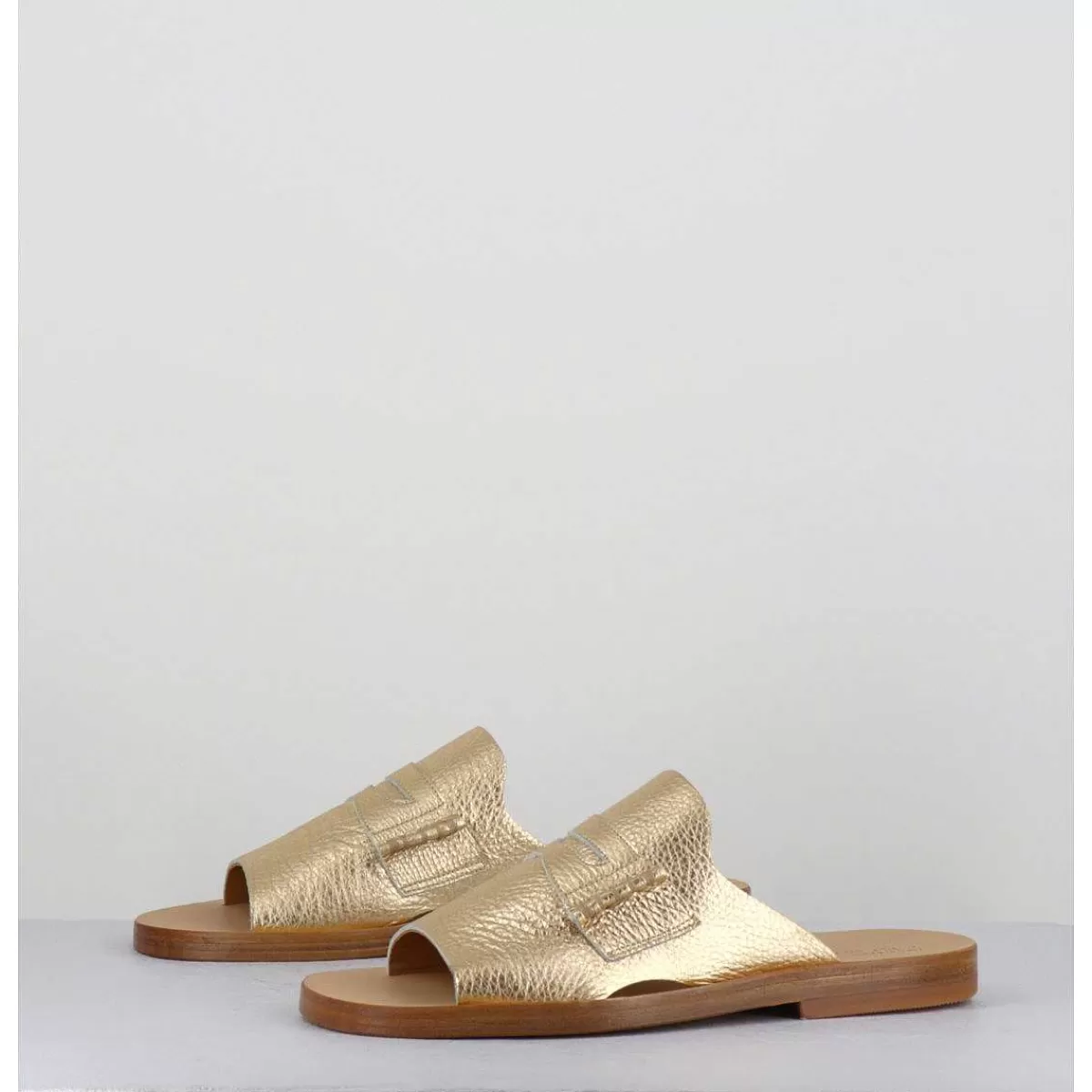 Shop Mules Plates En Cuir Metallise Or - Reisand Laminato Femmes Sandales